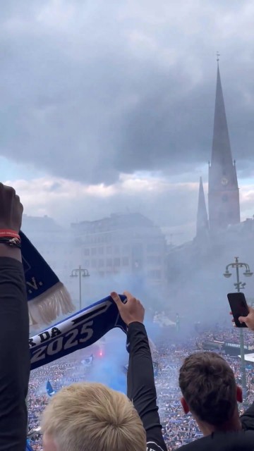 j9九游会官方登录震撼🤯汉堡升入德甲游行庆祝,10万球迷参加!现场气氛爆炸