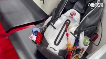 j9九游真人游戏第一品牌登录入口一生要赢的Ben Li👀李弘权包挂和球鞋都有“win or win”字样