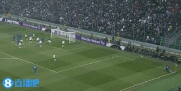 九游会j9官网真人游戏第一品牌失良机！桑乔传门前，恩昆库近距离的机会没把握住