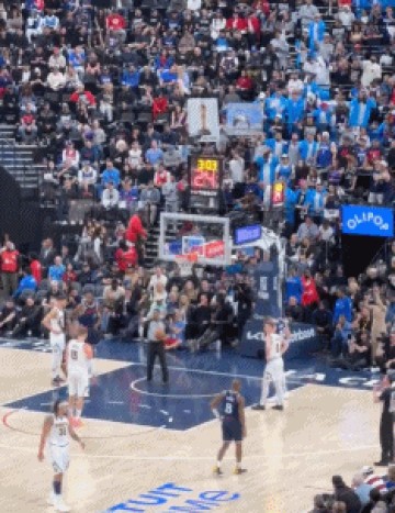 j9九游会老哥俱乐部交流快船球迷高举:像鱼一样摔倒&奥斯卡最佳演员 随后约基奇罚球不中