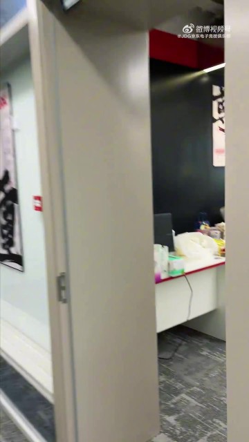 j9九游会老哥俱乐部交流JDG分享赛前Vlog:老朋友Taeyoon来找Peyz玩了