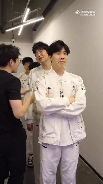 九游会j9官网真人游戏第一品牌很抽象的站位😆IG工作人员分享赛后：队员千手观音拍摄花絮