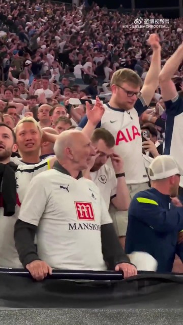 j9九游真人游戏第一平台热刺夺冠瞬间，看台上的老球迷不能自已🥹