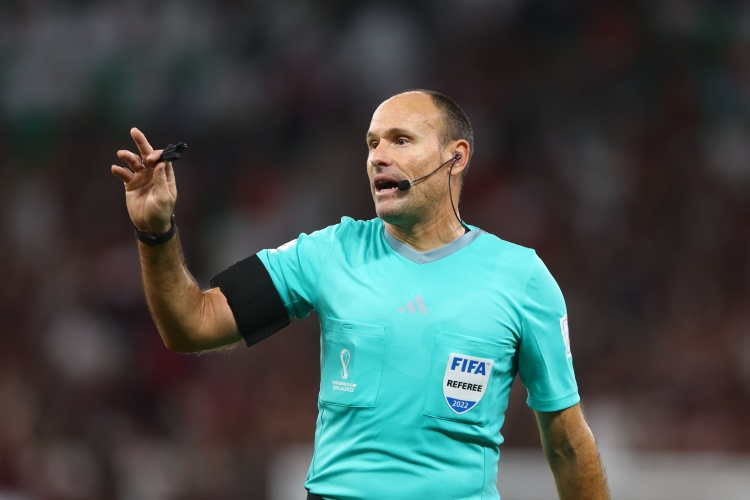 j9九游真人游戏第一平台拉奥斯批评西超杯决赛主裁：执法水平不足 裁判不该上领奖台