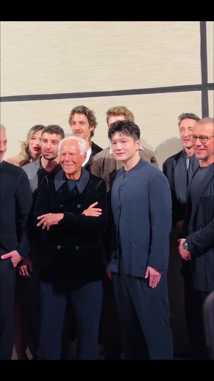 j9九游真人游戏第一品牌登录入口有点巧喔！樊振东米兰时装周站C位，还与偶像霉霉前男友同框