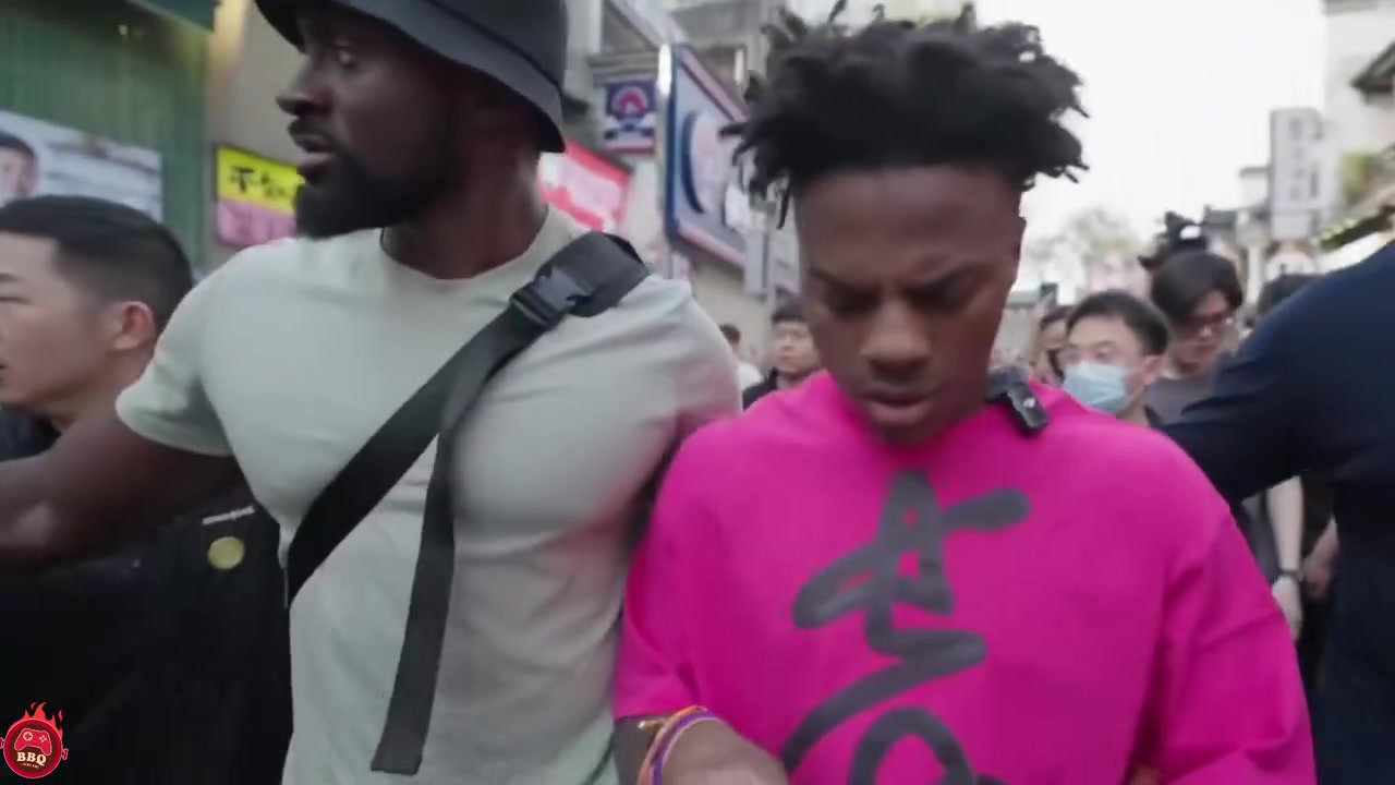 j9九游会老哥俱乐部交流辣出原型了！speed在长沙被人连续投喂辣条 当场带上痛苦面具！