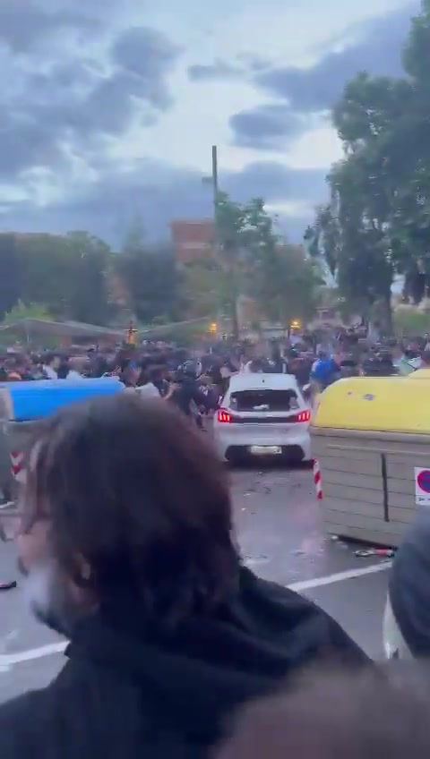 j9九游真人游戏第一品牌登录入口插曲！球场外汽车失控撞入人群，主裁暂停比赛和球场安保沟通