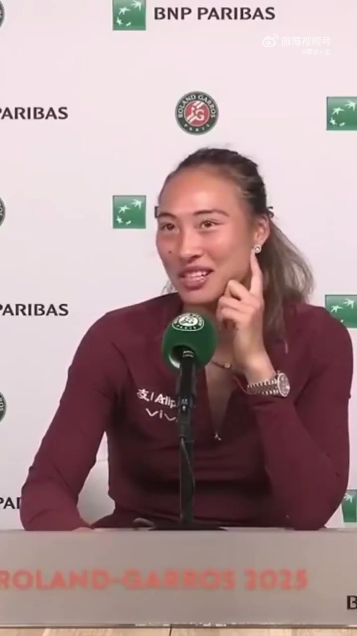 ag九游会亚洲真人第一品牌这提问...😅郑钦文被问王楚钦&尴尬回答，错把覃海洋记成王楚钦