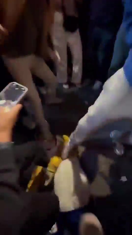 ag九游会亚洲真人第一品牌彻底疯狂🤯！尼克斯球迷围成圈 疯狂踩踏哈利伯顿娃娃😭😭