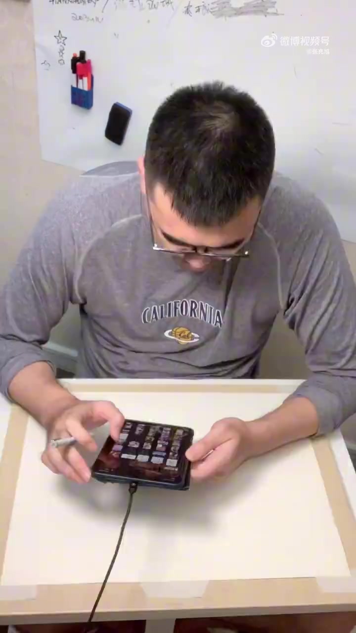 九游会·j9官方网站👀张兆旭手绘亚历山大哈利伯顿总决赛海报 预测雷霆4-2夺冠